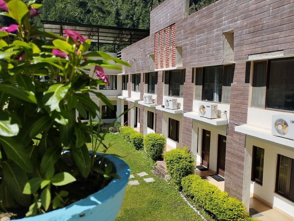 Shiv Parivar Resort — garden-facing guest rooms, lawn, and mountain views in Uttarkashi