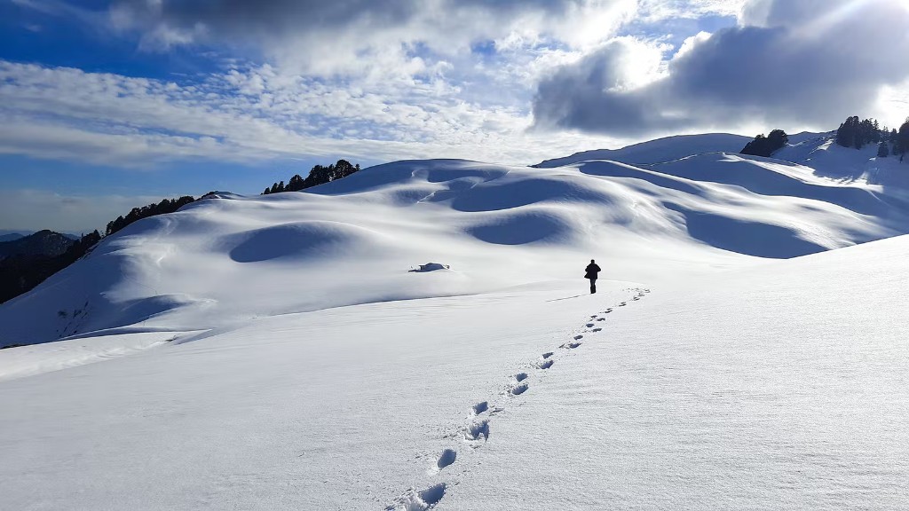 Trekker on a high trail — trekking and hiking from Uttarkashi