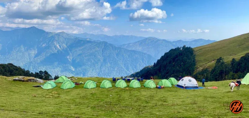 High-altitude camp with tents on alpine meadow — Upper Kyarkoti